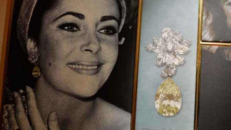 FEBRERO, 2013: Importante firma de joyas exhibe una colección única de la gran estrella de Hollywood. Aquí las imágenes.