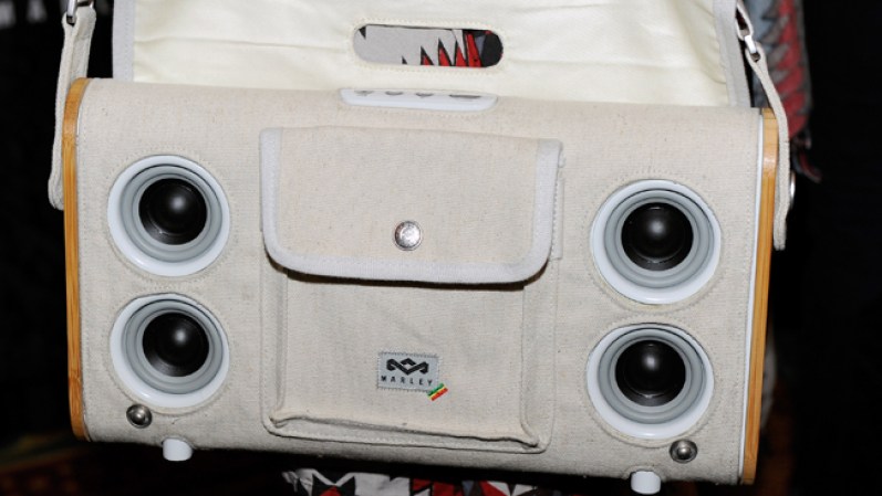 El tocador de música portátil Nomad, también de la línea House of Marley, funciona con Bluetooth y puede utilizarse como un bolso. Cuenta con bocinas y estará disponble en los próximos meses a un precio de $199.00.