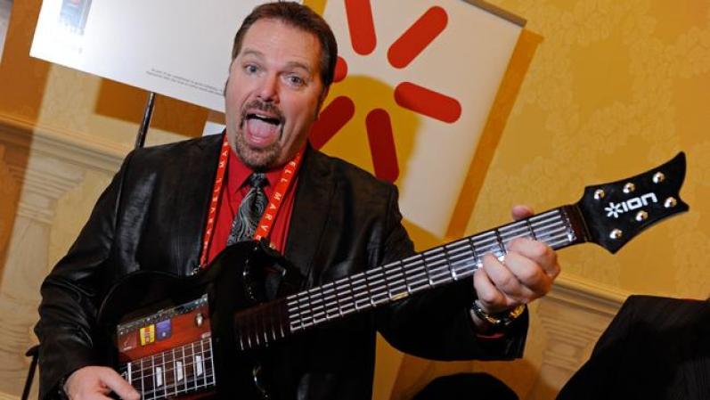 El director administrativo de Ion Audio, William “Jeff” Fortin, muestra una guitarra en la que se puede poner el iPad para utilizarla como una herramienta de enseñanza con un app gratis.