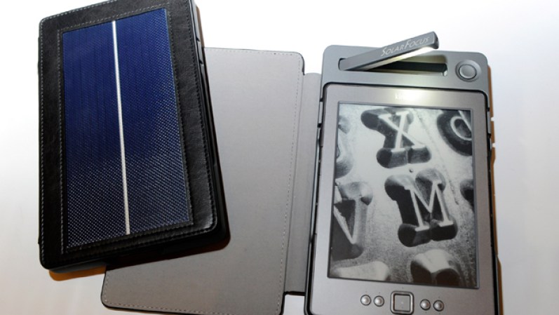 El cover SolarKindle Lighted, la primera cubierta solar para el lector de libros electrónicos Kindle de Amazon. Su carga puede durar hasta 50 horas y viene con luz LED integrada.