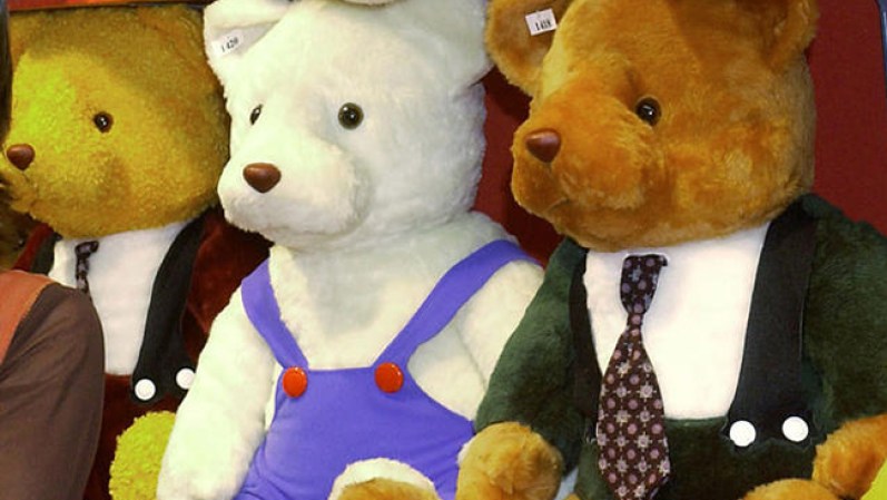 El dinero era usado por un importador colombiano para adquirir ositos de peluche y otros animales de felpa. Estos juguetes eran enviados a Colombia, donde el importador los vendía y entregaba las ganancias en pesos a los narcotraficantes.