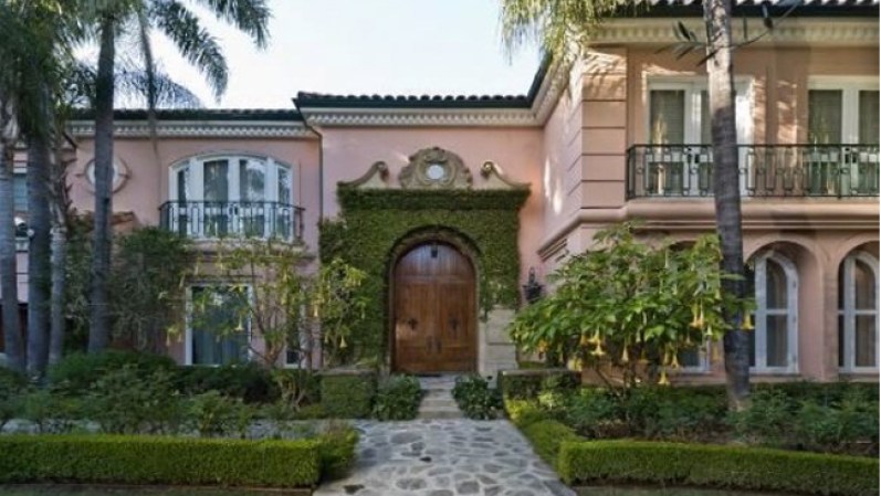 La casa de Christina Aguilera en Beverly Hills está valorada en $13.5 millones. Tiene seis habitaciones, nueve baños y amenidades al estilo de una diva, como un salón de belleza, un estudio de grabación y un cuarto para envolver regalos.
