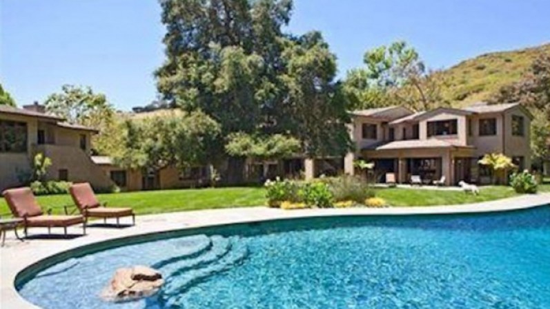 El complejo residencial de Britney Spears en Malibú está en el mercado por $15.95 millones. Cuenta con ocho habitaciones, ocho baños y lujosas amenidades, incluso una chimenea en el área de la piscina y canchas de tenis y baloncesto.