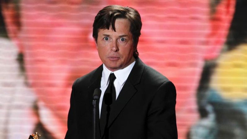 Michael J. Fox. Se hizo conocido en TV como Alex Keaton, el adolescente de la serie "Lazos de Familia". Y ya era una celebridad televisiva cuando se convirtió en estrella de cine con "Back to the future". Hoy, debido a que sufre la enfermedad de Parkinson, sólo participa de invitado en algunas películas y series.