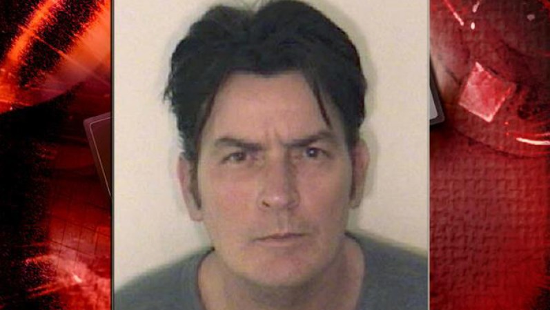 Charlie Sheen: El actor fue arrestado en diciembre de 2009 bajo cargos de asalto en segundo grado y amenazas contra su tercera esposa Brooke Mueller.