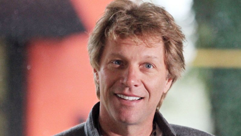 Jon Bon Jovi. Ingresos: $125 millones. Han pasado los años y Bon Jovi junto a su banda sigue siendo uno de los favoritos en el mundo de la música.