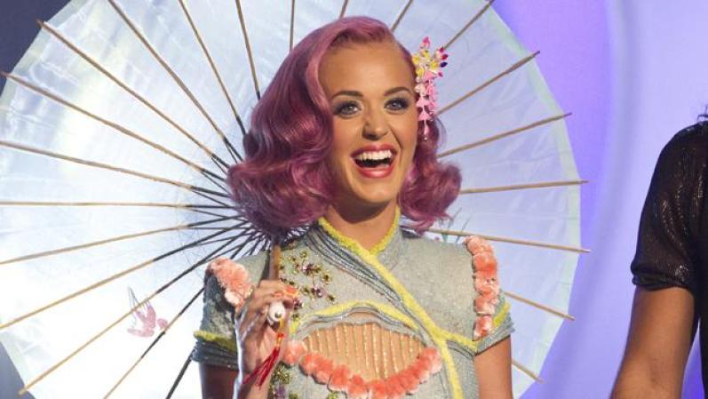 Katy Perry. Ingresos: $44 millones. No solamente es una de las artistas que más discos vende, sino que cuenta con el patrocinio de compañías como Proactiv y Adidas. Además, tiene su propio perfume, Purr.