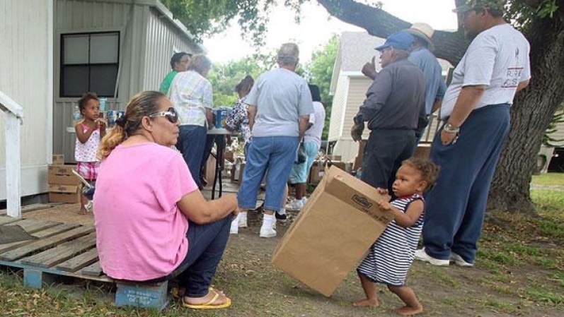 Una familia de cuatro adultos y siete niños comparte una casa móvil en Port Sulphur, Luisiana.