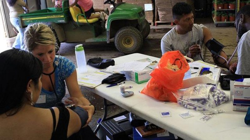 Doctores, enfermeras y estudiantes de medicina asisten a trabajadores agrícolas sin recursos en Chesire, Conecticut.
