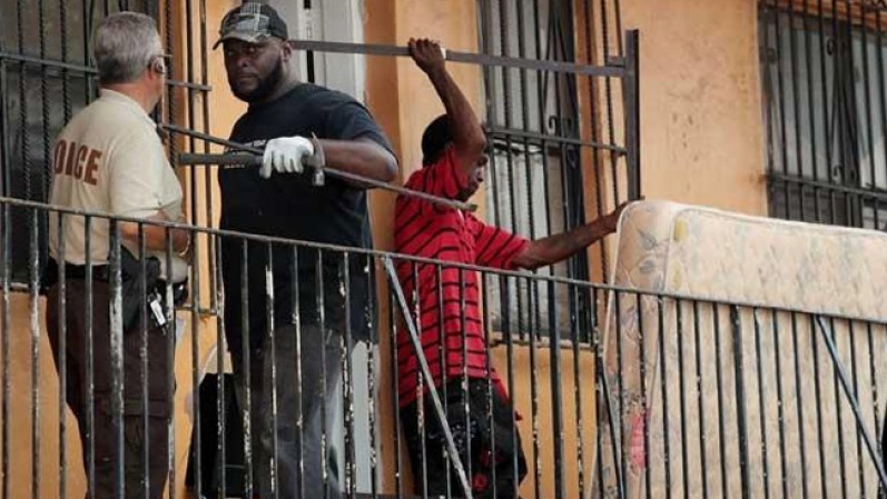 La policía desaloja un edificio de apartamentos en un barrio pobre de Miami.