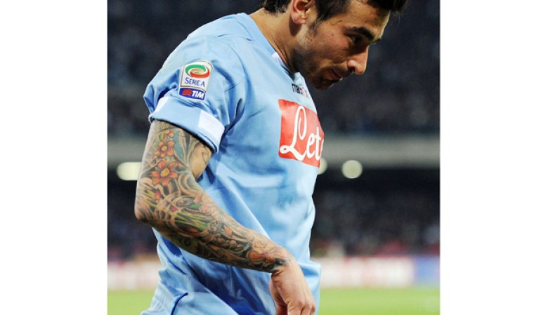 El futbolista argentino Ezequiel Lavezzi es definitivamente fanático de los tatuajes a todo color, moda con que ha contagiado a muchos hinchas.