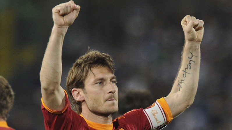Francesco Totti, uno de los futbolistas italianos más idolatrados por el público, luce en su brazo derecho la imagen de un gladiador, con quien se identifica.