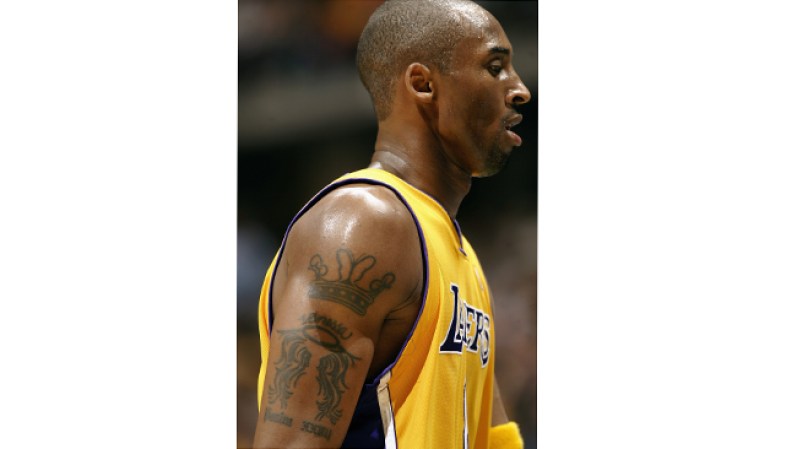 Entre los diseños que exhibe, el jugador de la NBA Kobe Bryant lleva en su brazo derecho el nombre de su esposa Vanessa.