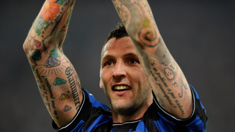 El futbolista italiano Marco Materazzi luce un sinnúmero de tatuajes que cubren sus brazos y son a todo color.