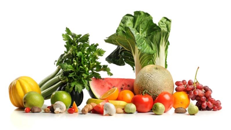 2. Mantén una dieta rica en nutrientes. <br /><br />Los alimentos ricos en zinc, magnesio, vitaminas B6 y B1 pueden reducir la hinchazón, los calambres y otros síntomas premenstruales: carnes rojas magras, mariscos, quesos, legumbres, vegetales verdes, nueces y semillas.