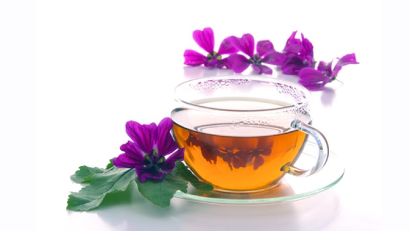 5. Incrementa el consumo de té. <br /><br />El té de menta y el té de manzanilla son bastante efectivos en aliviar los calambres de estómago debidos al SPM o PMS. Para aliviar sus calambres instantáneamente toma una taza de té de milenrama.
