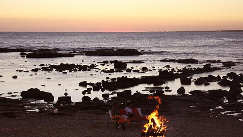 La playa: ¿Quién dijo que la playa es solo un destino de verano? Realicen una fogata y disfruten juntos del mar ¡éxito asegurado!