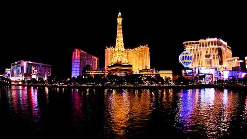 Las Vegas: La Ciudad del Pecado es un sitio ideal para las parejas que les guste la fiesta y el Jackpot. Incluso pueden sellar su amor en una capilla disfrazados de sus súper héroes preferidos.