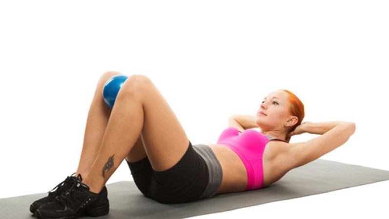 Fortalece el abdomen: Al alcanzar el orgasmo tensamos las piernas y el abdomen. Por lo tanto, al ejercitar el abdomen y la parte interna de los muslos será más fácil llegar al orgasmo y se obtendrán también orgasmos más intensos.