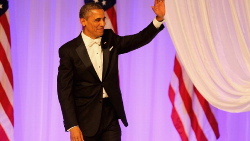 El Presidente Barack Obama saluda al público durante el Baile Inaugural. Escogió un smoking negro y sobrio ¡Gran acierto el moño en color blanco!
