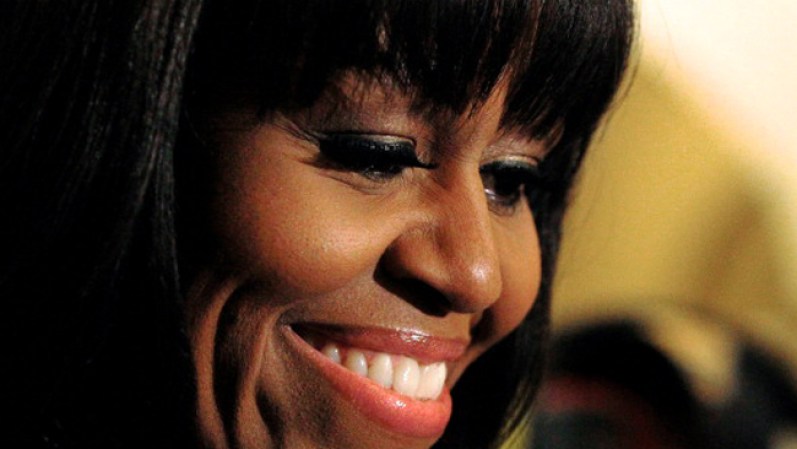 Hacemos zoom en el rostro de la Primera Dama, Michelle Obama, quien eligió un maquillaje simple: ojos delineados, mucha máscara en las pestañas, labios apenas rosados e iluminación en las zonas claves.