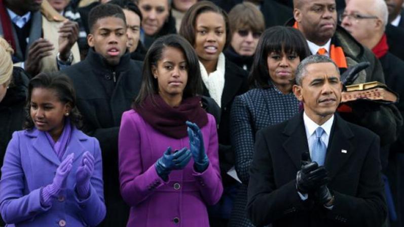 La familia Obama reunida. Destacamos el look de Malia, con un estilo arriesgado pero bien resuelto ¡Nos encantan sus guantes de cuero en tono vibrante!