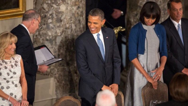 Es un gran acierto el mini cardigan color azul que lució Michelle Obama. Ideal para aquellas mujeres que, como la Primera Dama, ya no quieren dejar los brazos al descubierto.