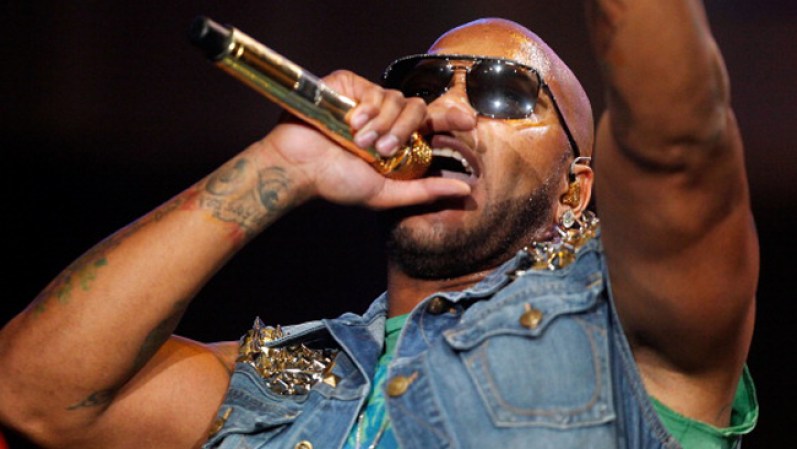 El 1 de febrero, en la fiesta Rolling Stone en el marco del Superbowl, que se llevará a cabo en el Bud Light Hotel, el rapero Flo Rida se subirá al escenario y hará silbar a la audiencia al ritmo de su último hit “Whistle”