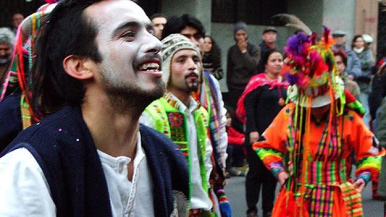 Desfile de colores para celebrar Pascuas en Chile.