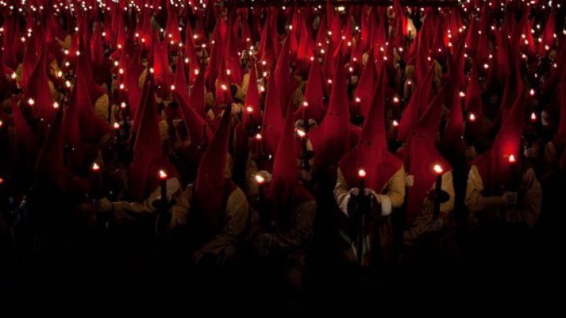 Procesión a oscuras de religiosos en Zamora, España.