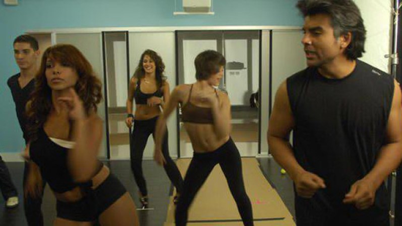 ¡Es muy buen bailarín! En sus comienzos, trabajó como integrante de los bailarines que acompañaban a la famosa cantante Yuri en sus giras de conciertos.