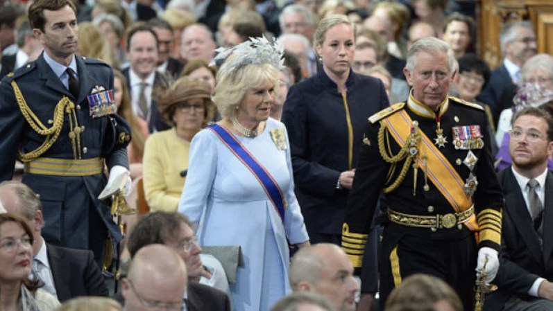 El Príncipe Carlos de Gran Bretaña junto a su pareja, Camilla, Duquesa de Cornwall asisten a la Coronación.