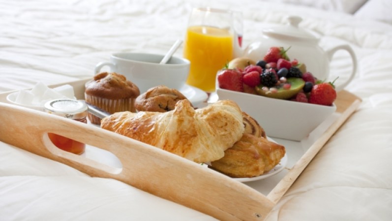 Desayuno de lujo. Puedes contratar a una empresa que envie desayuno de lujo a domicilio. Si de momento tus finanzas no te lo permiten, puedes tomarte el esfuerzo tú y suplirlo con un desayuno hecho con amor y detalles.