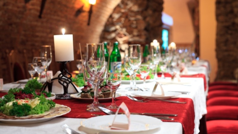 Un Restaurante especial. ¿Hace cuánto que papá no se da el lujo de ir a un restaurante espectacular? Quizás junto a tus hermanos, puedan invitarlo a un sitio chic que figure en todas las guías de restauración.