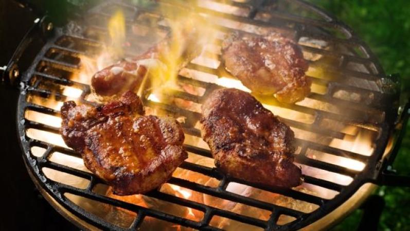 Un Grill. Si papá es el rey de la Barbacoa quizás es tiempo de que le compremos un nuevo Grill que sustituya al anterior roto por tanto uso. Los hay de todos los precios, pero si puedes comprarle uno con todos los accesorios, mejor.
