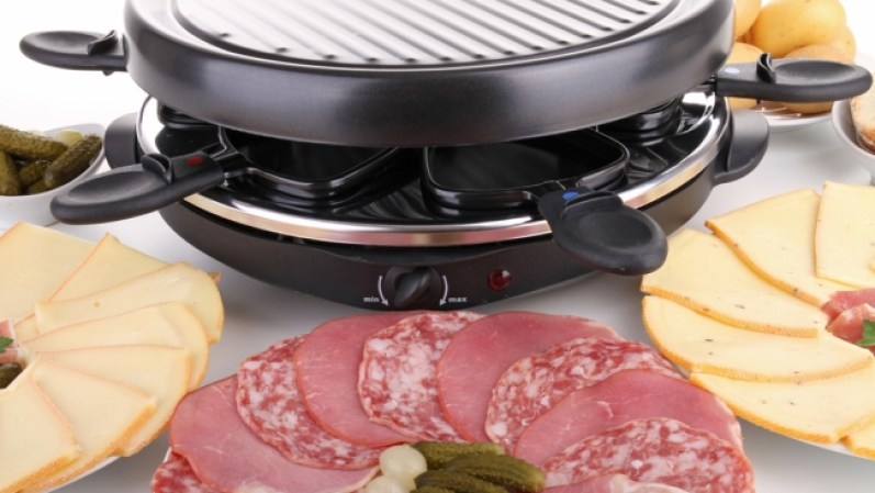 Una Raclette. Esta parrilla es ideal para los que sepan gozar de una cena informal. Cada uno elije sus ingredientes, derrite el queso y pone alimentos en la parrilla superior. Un presenta original para pasar un buen momento en familia.