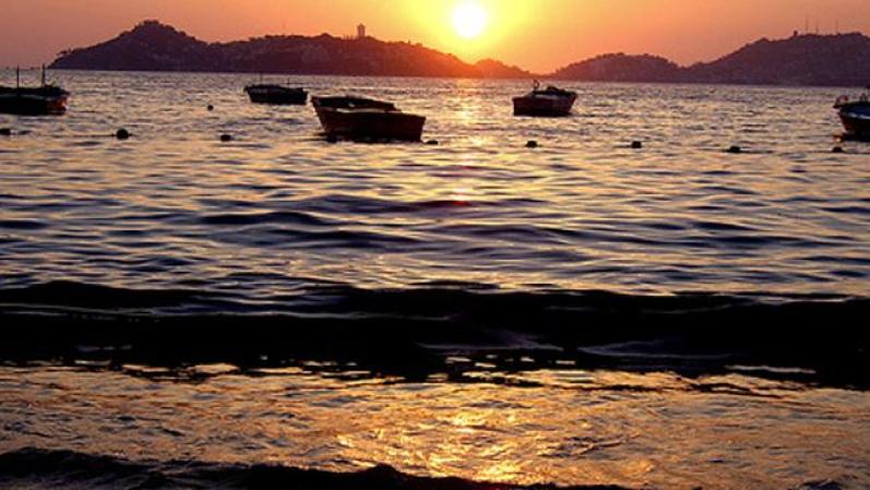 Playa Icacos se extiende a lo largo de la conocida Zona Dorada de Acapulco. Es una de las playas más famosas por su extensión así como por la gran cantidad de hoteles de lujo, bares y restaurantes establecidos en la zona.
