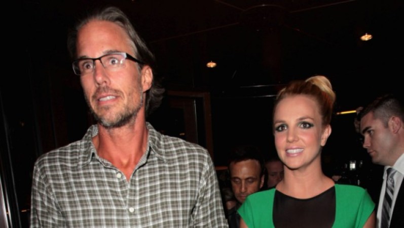 Britney Spears se casó hace 3 años con su productor Jason Trawick. El amor por su jefe/compañero surgió mientras trabajaban. Los numerosos fracasos de pareja de Britney -dos divorcios y varias rupturas- no son el mejor antecedente como para augurarle durabilidad a su relación. De momento siguen juntos y facturan millones.