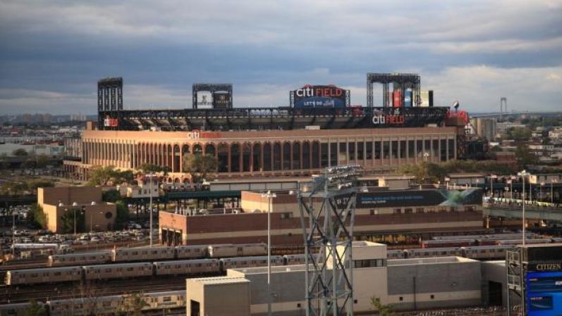 Se puede llegar al estadio a través de los medios de transporte masivo. El subterráneo de New York dispone de los trenes 7 que paran en la estación Mets – Willets Point. También se puede llegar a través del ferrocarril de Long Island.