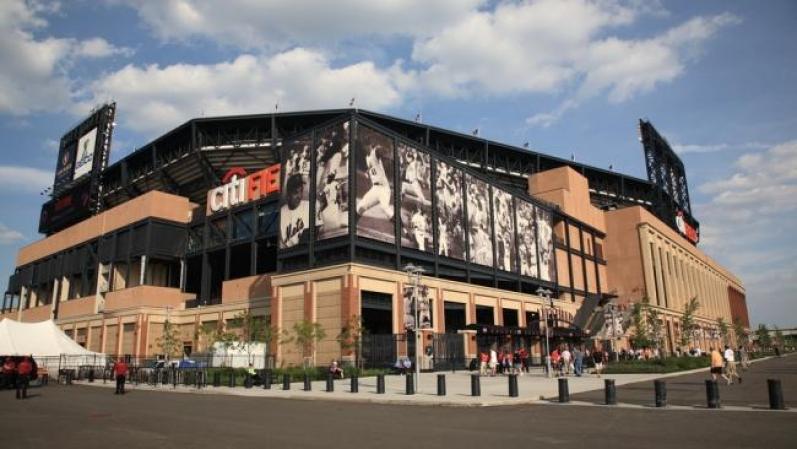 El estacionamiento del estadio tiene lugar para 8500 vehículos. Dispone también de otros parkings asociados en las cercanías.