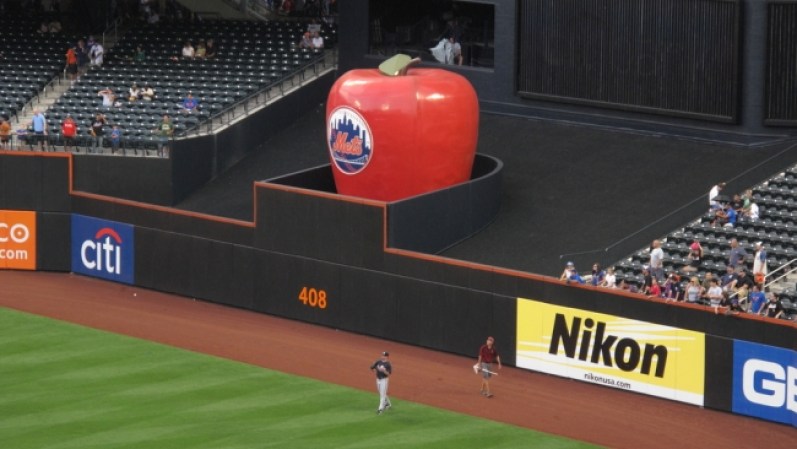 La famosa manzana del estadio aflora a superficie cada vez que un jugador de los Mets batea un Home run.