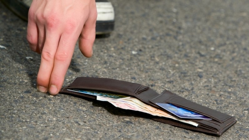 Llevar la billetera está OUT. Es poco práctico, abulta y lo más probable es que con tanto salto se te caiga y algún listo se aproveche.