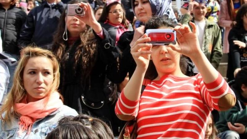 Llevar tu teléfono cámara es IN. Puedes subir fotos y videos de lo bien que te lo pasaste. Es una excelente manera de documentar tu aventura.
