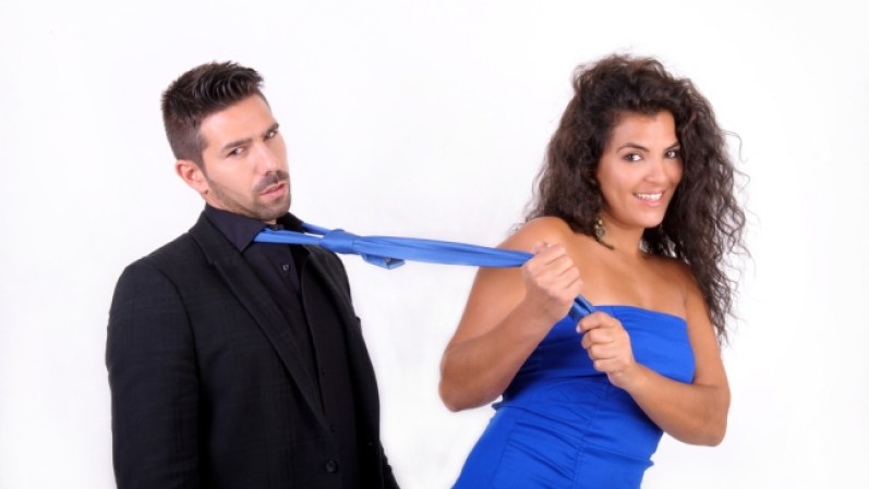 Forzar a tu novio a venir está OUT. No lo pasarás tú bien si el va a contracorriente, te sacará las ganas de disfrutar del espectáculo: “¿Falta mucho para irnos?”. Mejor con buenas amigas que mal acompañada.