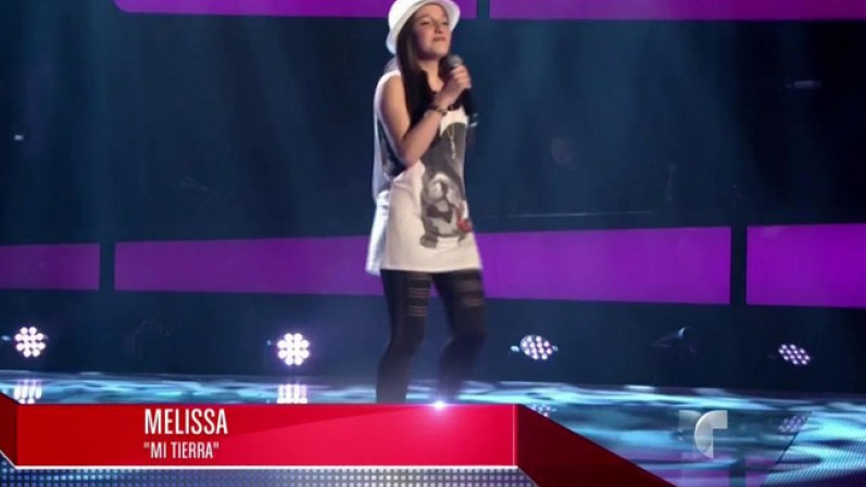 La simpática Melissa de 13 años vino de Orlando a cantar el tema "Mi Tierra" de la cubana Gloria Estefan. La jovencita cantó con alegría y solutura, pero no logró que los coaches voltearan sus sillas.