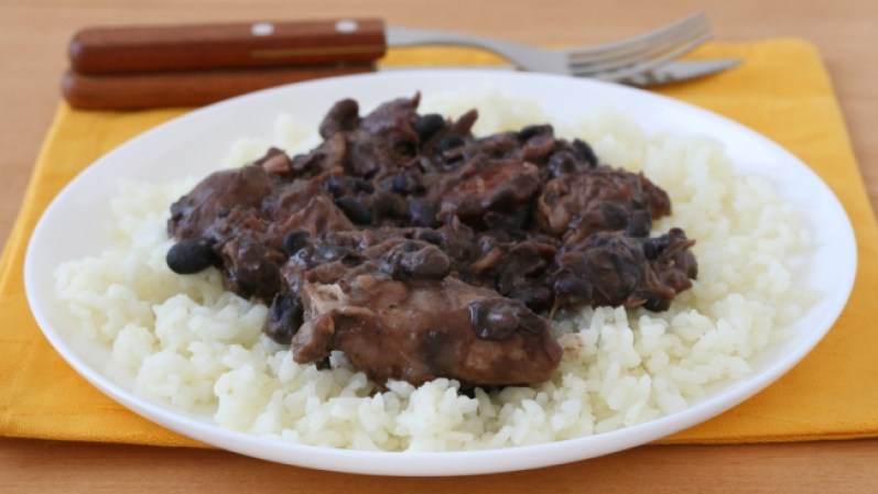 Feijoada. Este plato originario del tiempo de los esclavos del Brasil consiste en frijoles, arroz y cerdo o pollo. En Brasil este plato se come tradicionalmente los miércoles y sábados.
