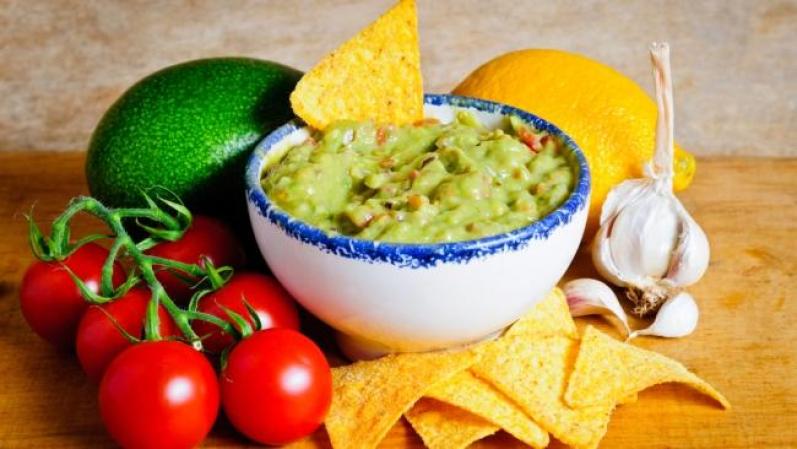 Guacamole. Este alimento a base de pulpa de aguacates es delicioso y se lo puede utilizar como una salsa que acompañe desde dips a tortillas. Es quizás uno de los platos latinos más famosos del mundo.