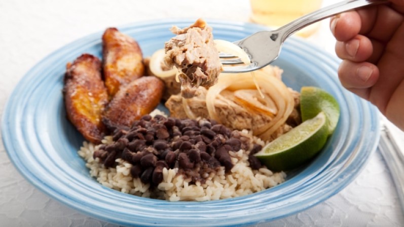 Ropa Vieja. Este plato viene originariamente del sur de España. Se trata de carne deshilachada y acompañada por frijoles, arroz y plátano frito. Una delicia llena de calorías.