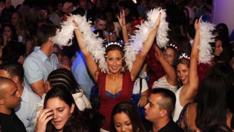 ¡Mira a los chicos y chicas más sexys festejar el 4 de julio!