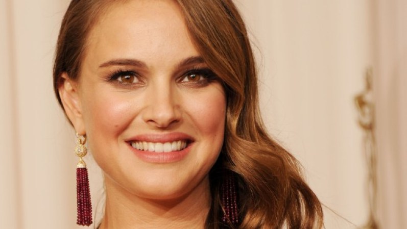 Natalie Portman. La belleza israelita tiene un sensual lunar en la mejilla derecha. Pero no es sólo una cara bonita. Esta graduada con honores en psicología por la universidad de Harvard.